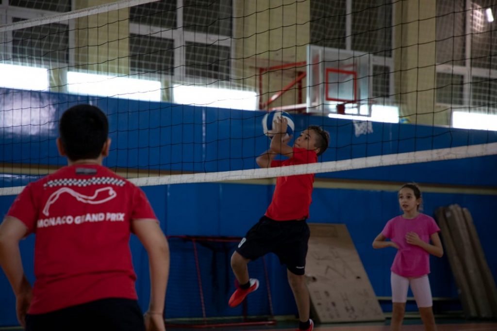 Внутришкольные соревнования по волейболу и пионерболу в школе "Лидеры"