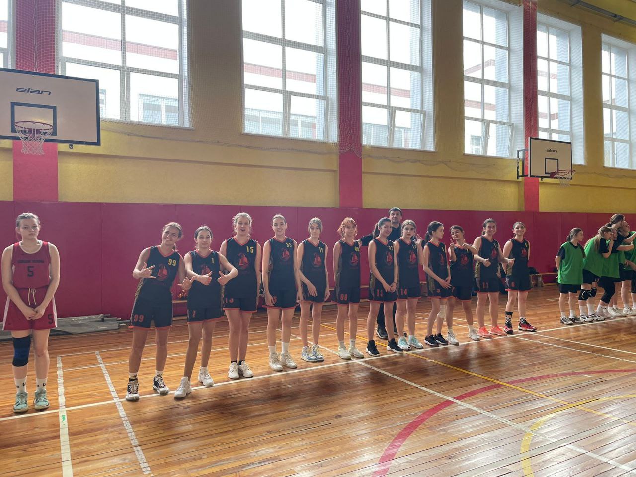 Поздравляем с победой  баскетбольную команду школы "Лидеры"!